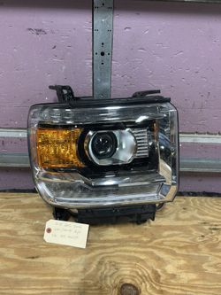 16-19 GMC Sierra 2500 / 3500 HD Right Side HID Headlight OEM 