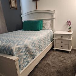 Queen Bedroom Set Like New ...