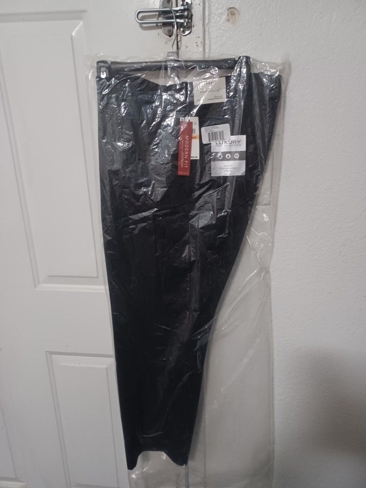Perry Ellis set of 2 dress pants, moisture working stretch.
Thirty three twenty nine size