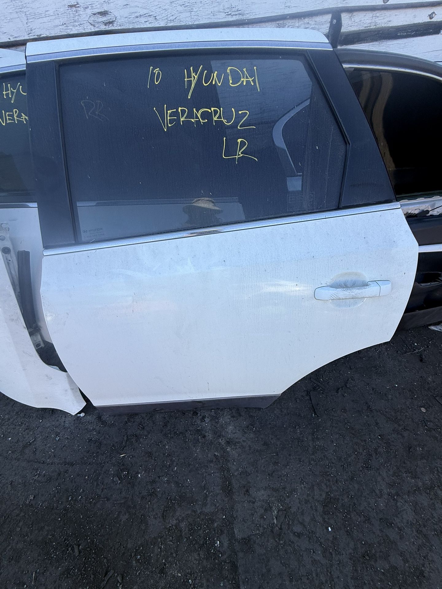 2010 Hyundai Veracruz left rear door white color $150