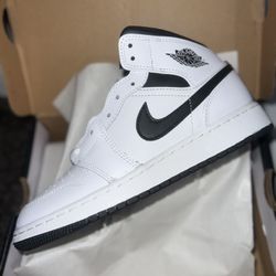 Jordan 1 Reverse Panda White & Black Size 5Y