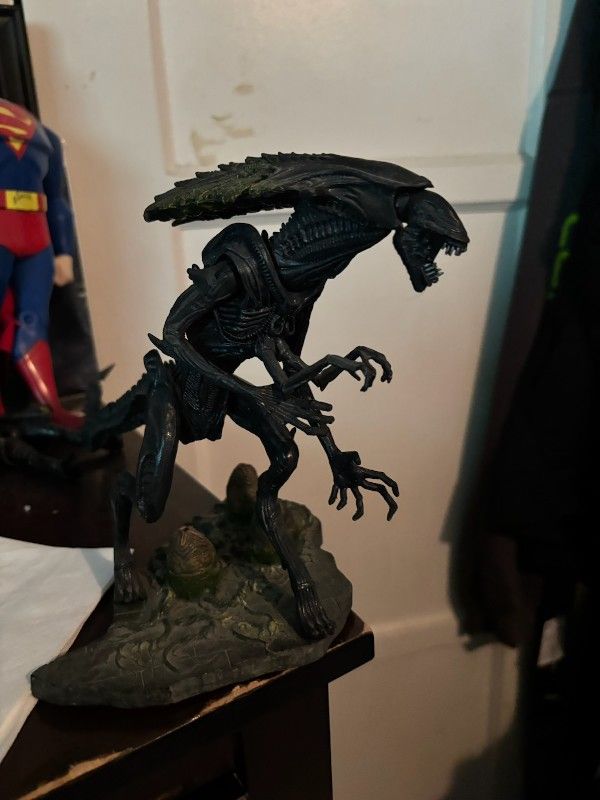 Alien Queen Figure With Egg Stand