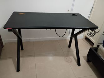 Black gamer desk with Cable Management