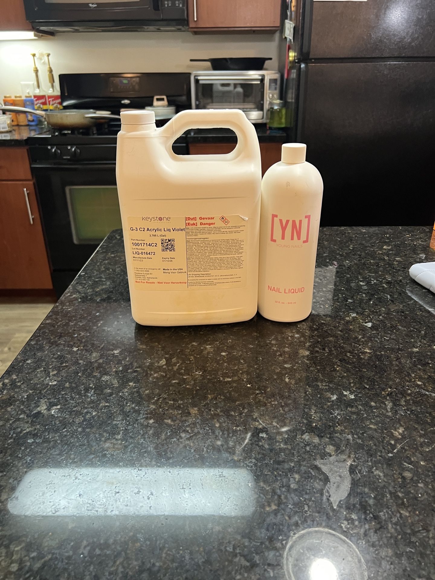 Nail monomer And Barbicide