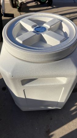 Pet food storage container
