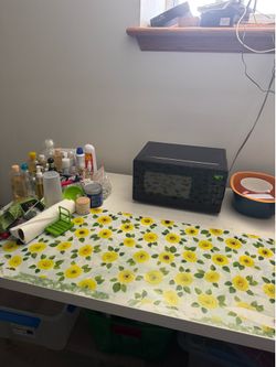free Large White Table / Desk - Removable Legs (Easy to Transport)not include other items on the table.
