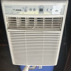 Fridgadaire ac unit this thing blows Ice cold