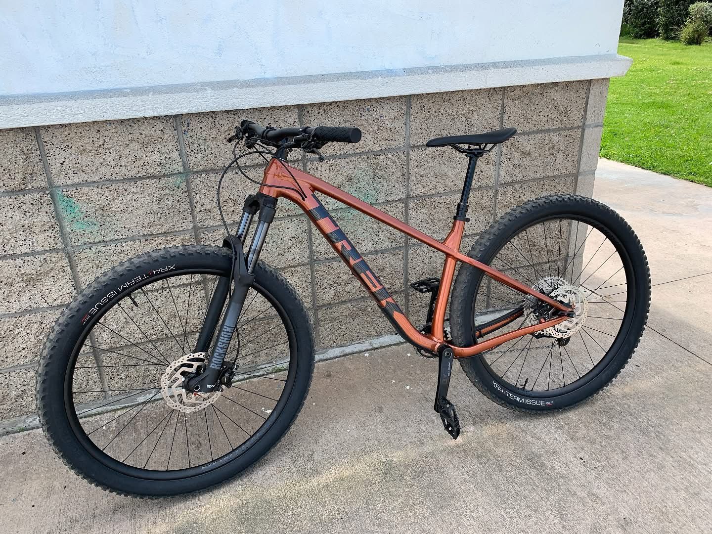 REWARD/RECOMPENSA:  Stolen Trek Roscoe mountain bike - copper-colored