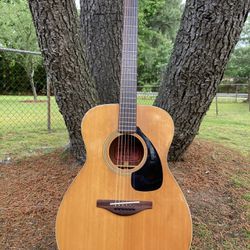1971 Yamaha FG-50 Nippon Gakki Red Label Acoustic Guitar. The guitar has normal wear with no cracks. Plays and sounds excellent. This is a smaller siz