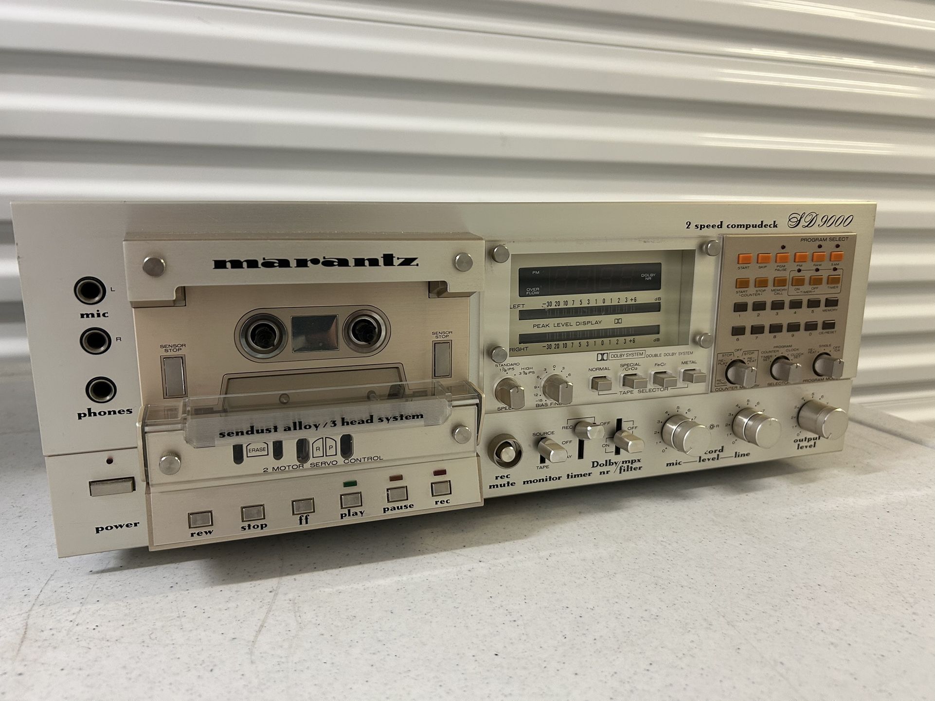 PARTS ONLY This is a vintage Marantz SD9000 2-Speed Compudeck Cassette Deck POWERS UP BUT DESTROYS TAPES