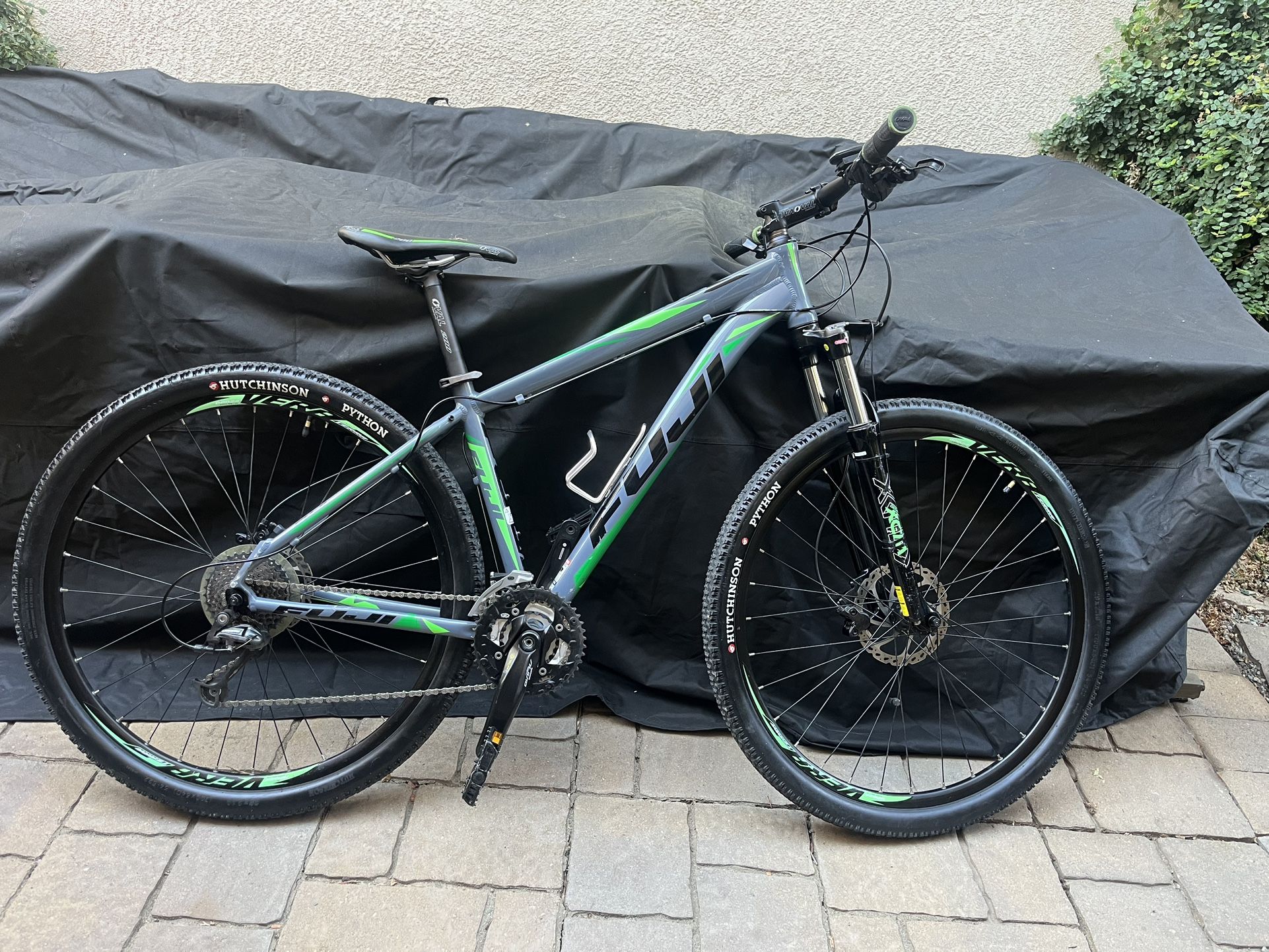 2019 Fuji Nevada 29 s/m frame. 