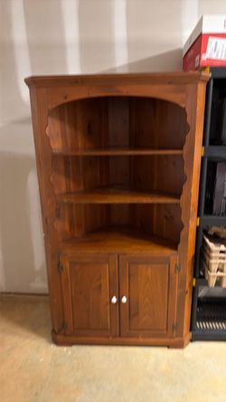 Corner wood book case
