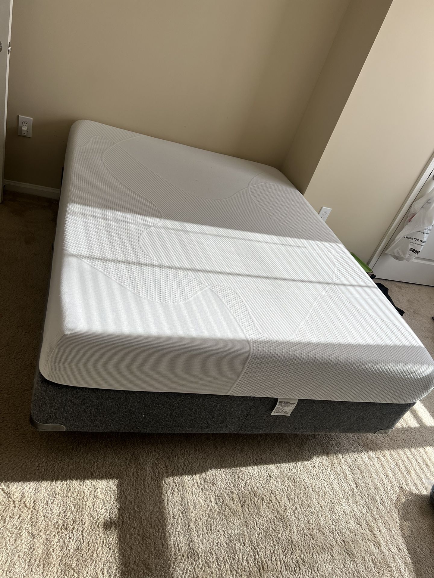 Queen Sized Mattress With Box Spring And Stand