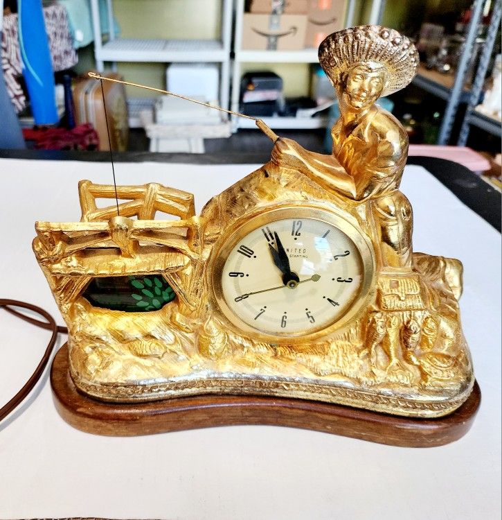 OLD VINTAGE LIGHT UNITED MOTION CLOCK TOM SAWYER HUCK FINN. WORKS GREAT!