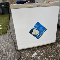 Mini Fridge 1.8 Cb Ft $30
