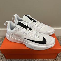 Nike tennis shoes (US10)
