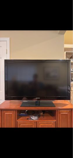 Samsung Flatscreen TV and Wall Mount