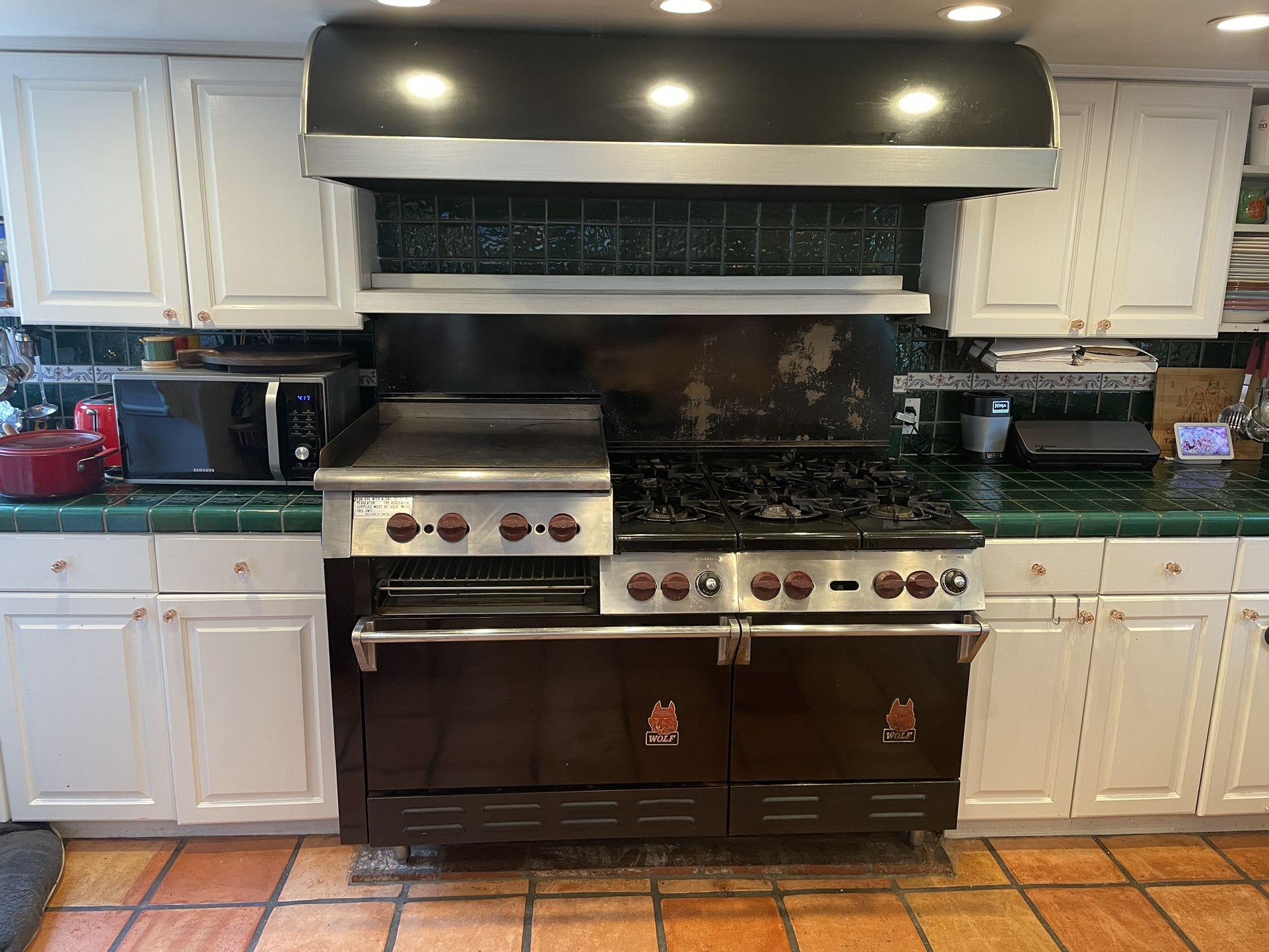 Wolf Vintage dual Oven with Grill 6 Range and Hood excellent cond. as is pick up only.