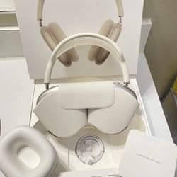 AirPods Max In Starlight With Smart Case