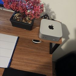 M4 Mac mini W Monitor And Keyboard/Mouse