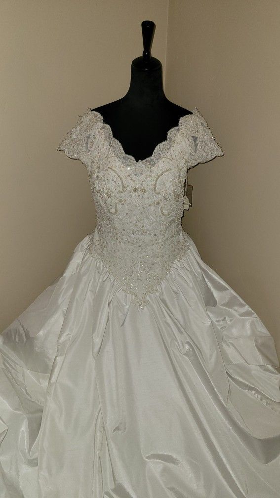 NEW Wedding Dress Full Length Lace Gown By Alfred Angelo Size 10/12 Price Is Firm Cash Only