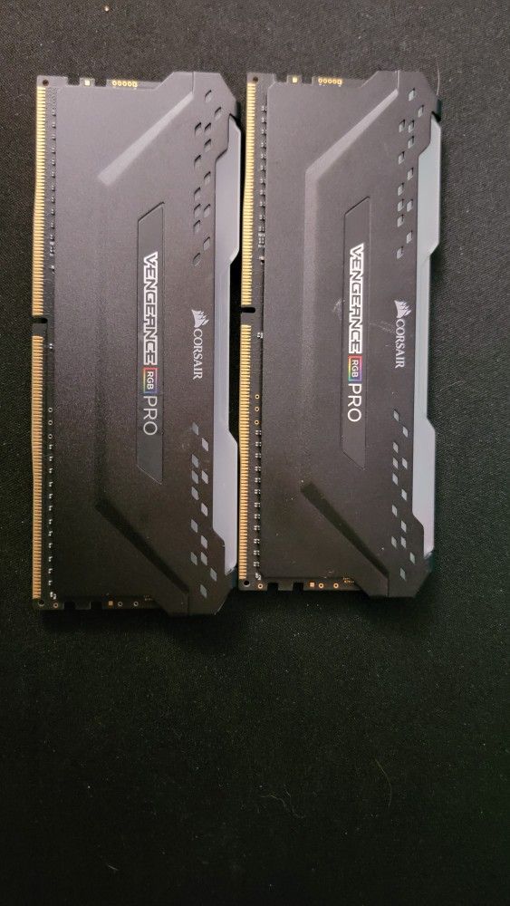 CORSAIR - VENGEANCE RGB PRO 16GB (2x8GB) DDR4 
