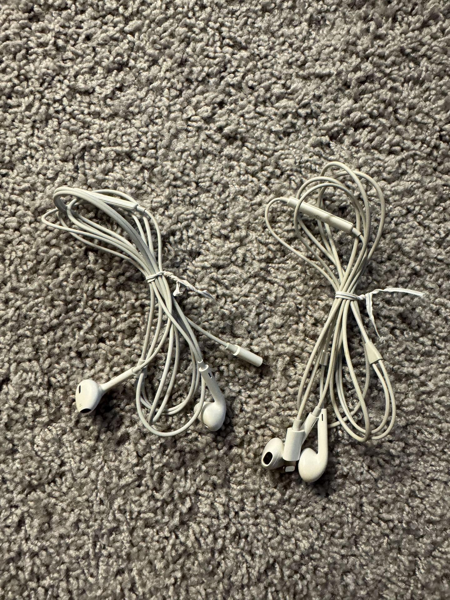 2 Sets Of Apple Plug In Headphones (lightning Cable)