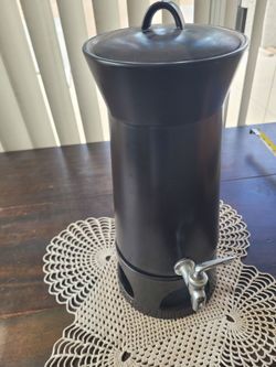 Crem Coffee Queen Mega Gold Serving Station, an insulated 2.5-liter thermal beverage dispenser designed for commercial filter coffee systems.