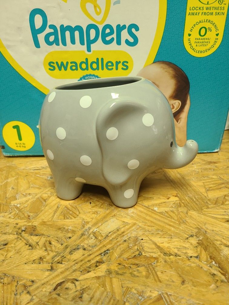 Ceramic gray elephant pot. 5.5" x 8"