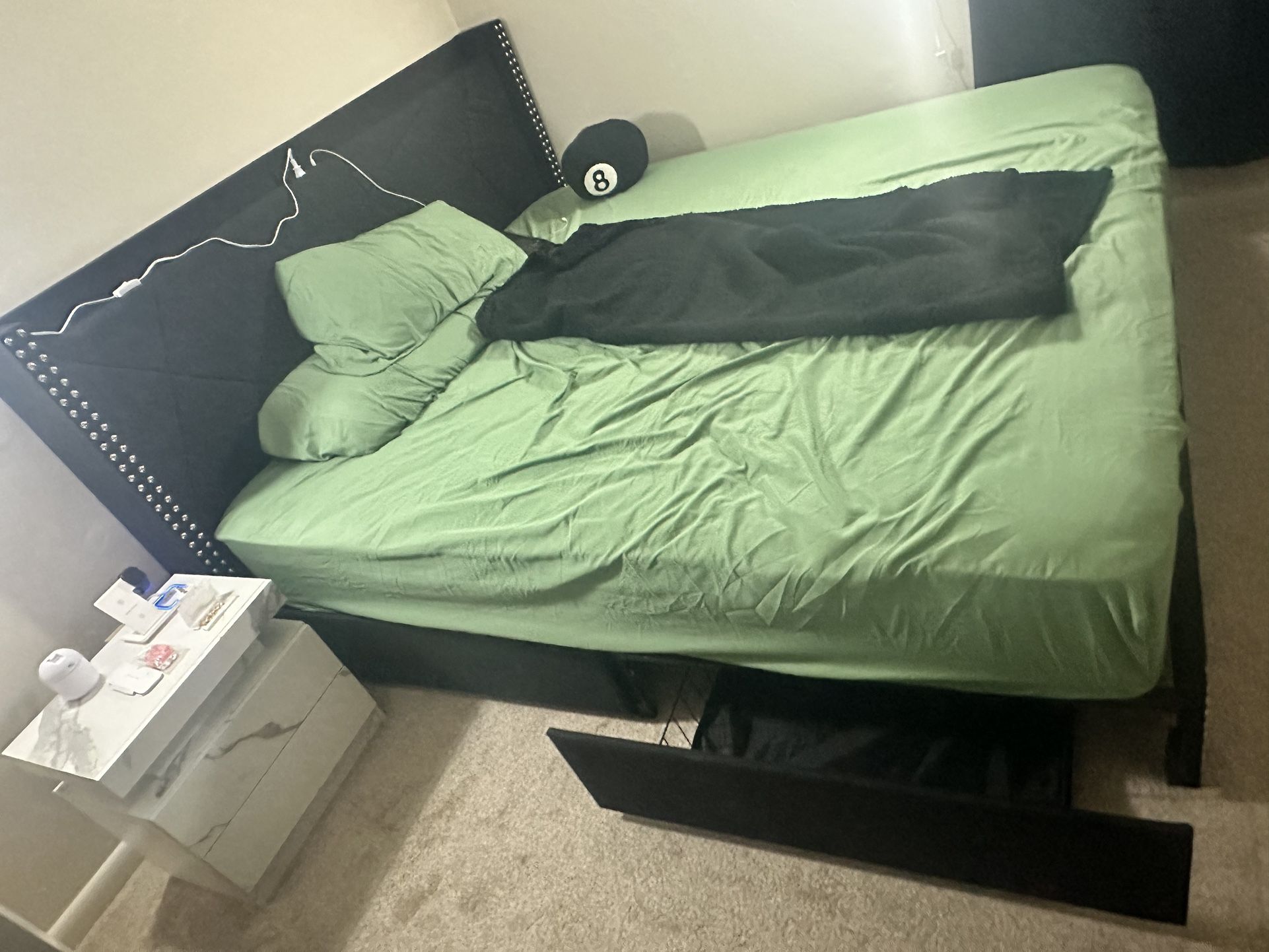 Brand New King Size Bed Frame. Feonase Upholstered Storage Bed Frame King Size with 4 Drawers, Platform Bed with Charging Station & Wingback Headboard