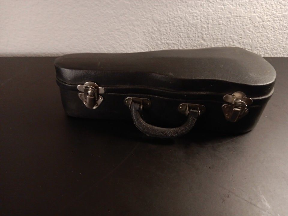 GORGEOUS VTG Miniature Salesman 9" Violin in Leather Case.
Missing the Bow.