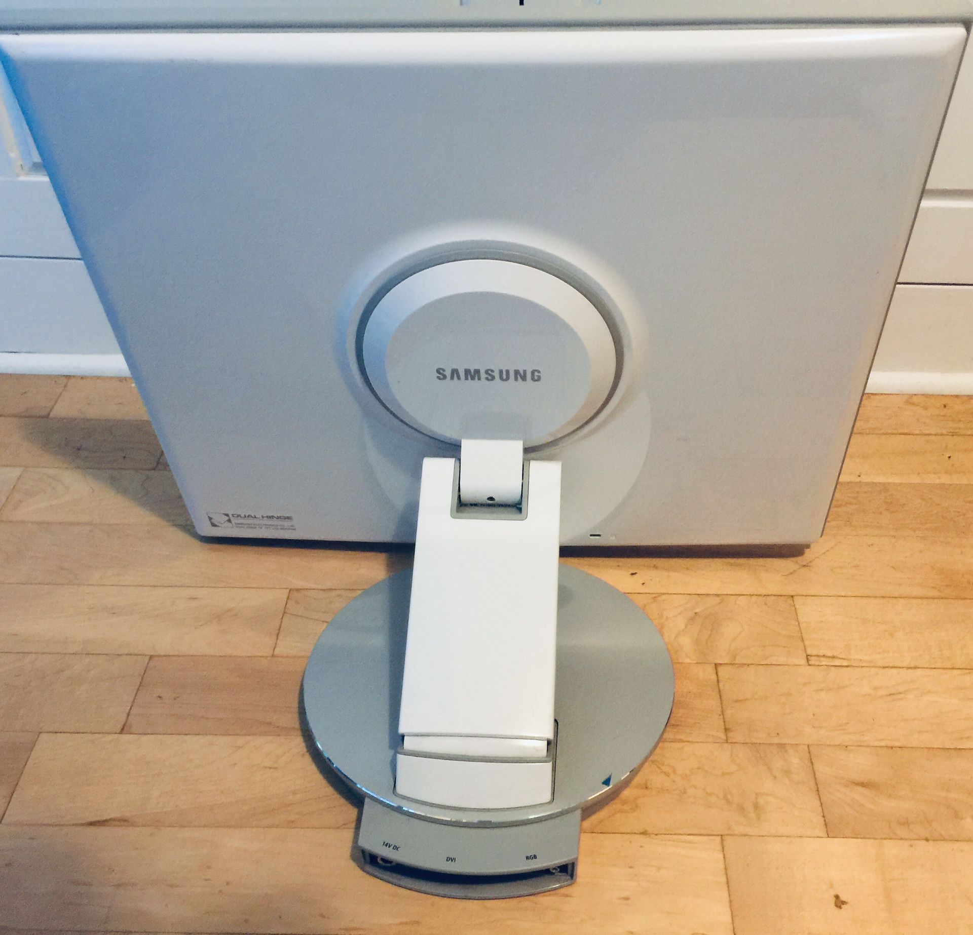 Samsung SyncMaster LCD Monitor W/ Dual Hinge System (SEE DESCRIPTION!)