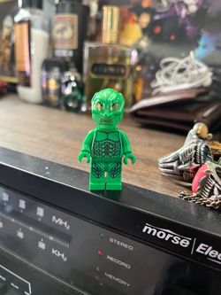 Lego 2003 green goblin with Golden eyes and yellow face