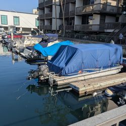 2014 24' Sun Tracker Party Barge DLX