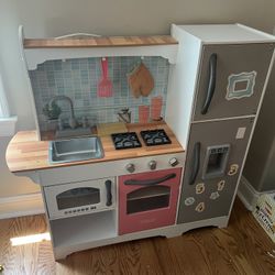 KidKraft Kitchen Play Kitchen with Ice Maker and a lot of Accessories