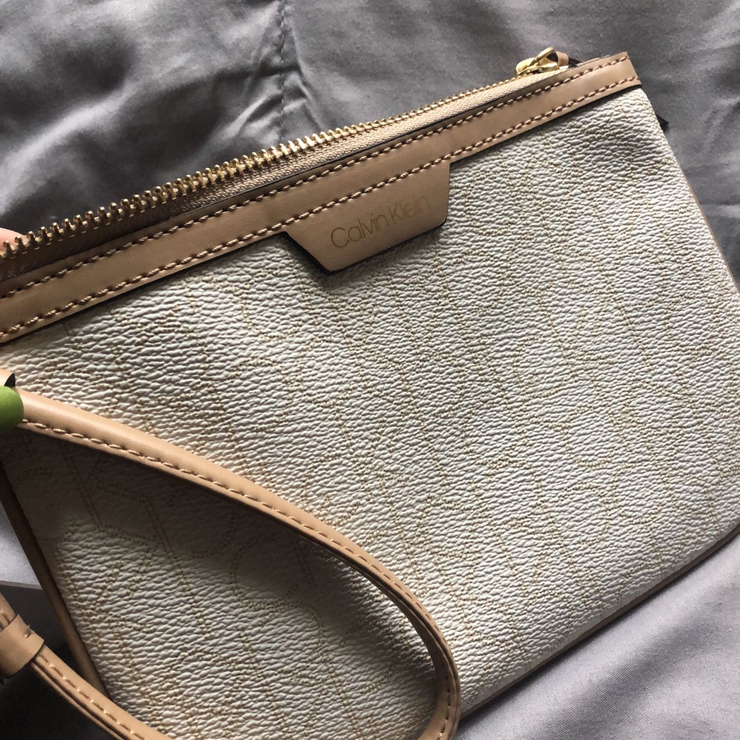 Calvin Klein Wristlet Color Blanco Y Beige
