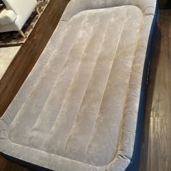 Intex Twin Size Air Mattress 71 x 37 x 16 With Built-In Electric Pump Carry Bag