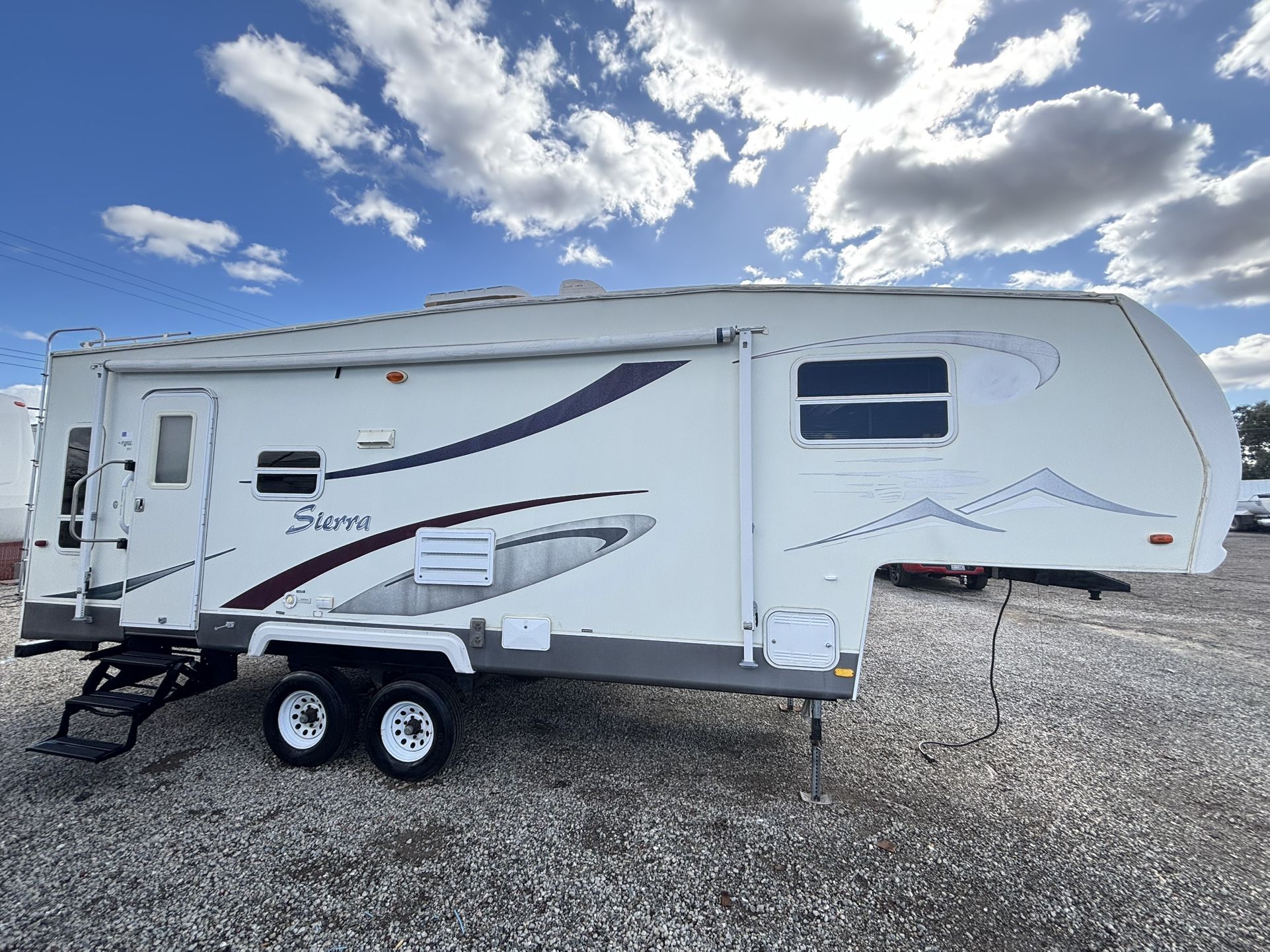 2005 Forest River 28’ FifthWheel