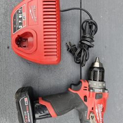 Milwaukee 2504-20 M12 Drill, Charger With XC4.0 Battery Almost New