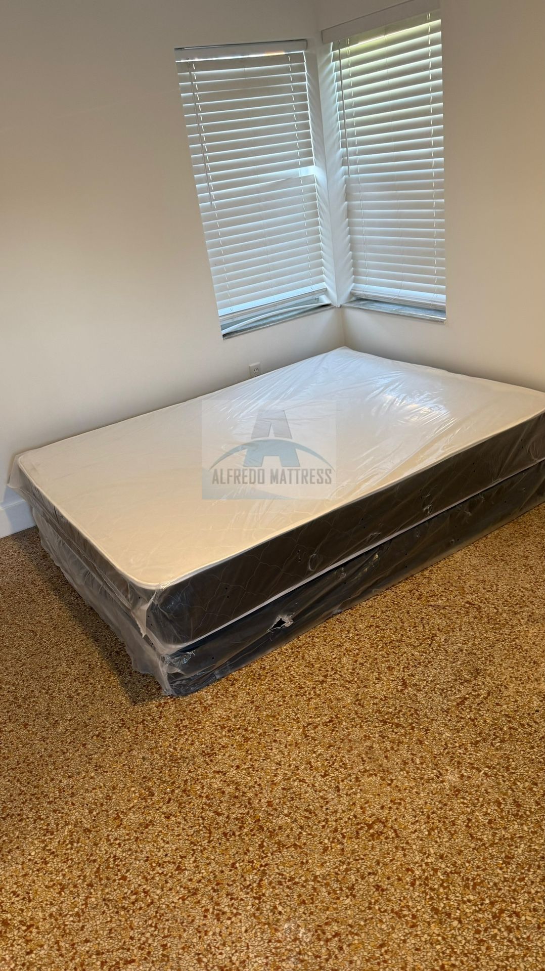 Queen mattress regular set with box spring ( 2pc brand new) 