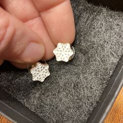 Snow flake stud earrings 