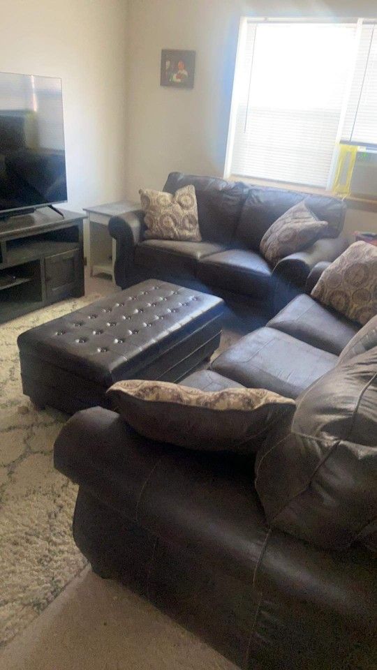 MAKE AN OFFER! Must go this weekend!    ENTIRE Living Room Set
