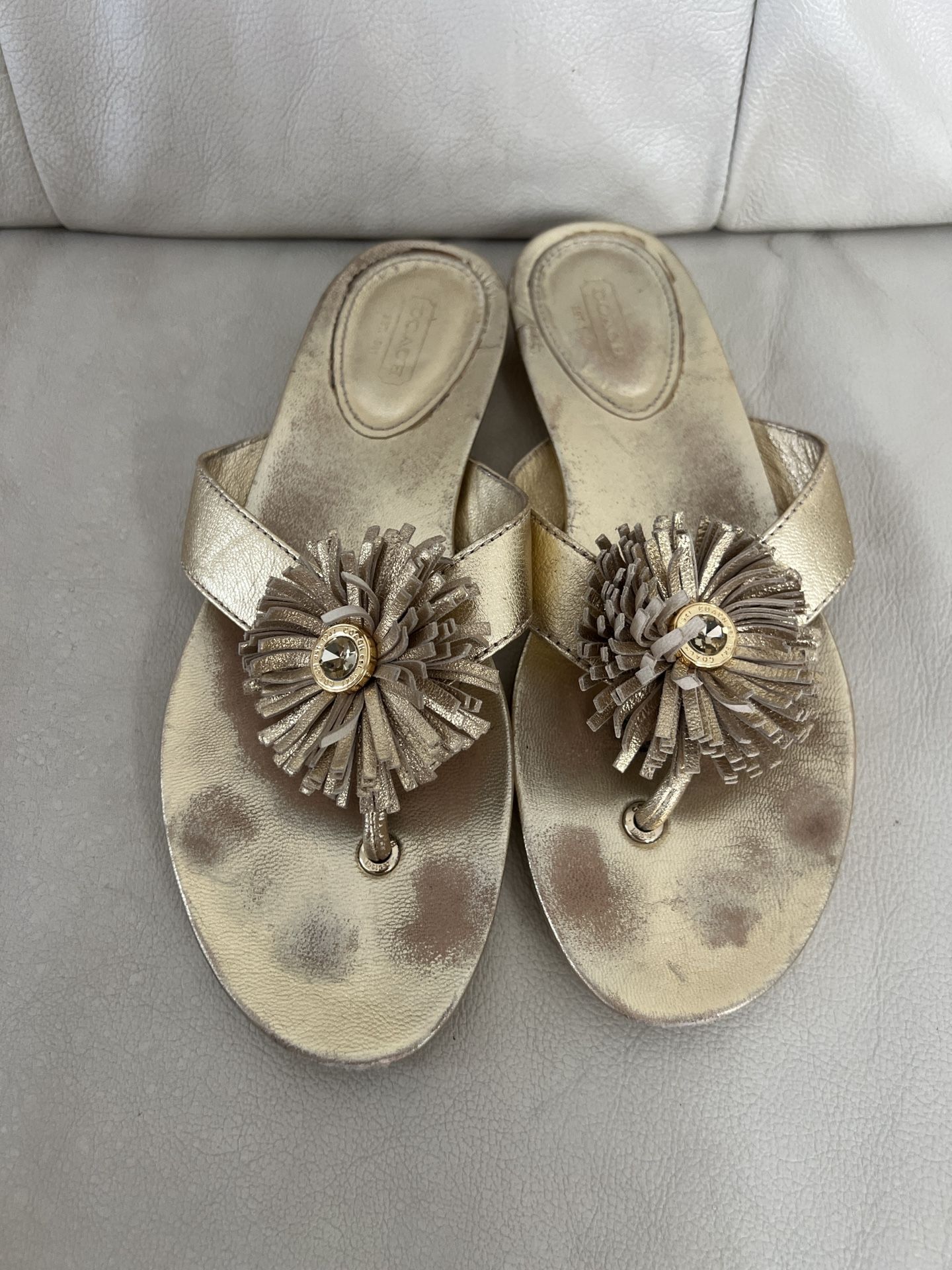 COACH Suki Thong Sandals Gold Metallic Flip Flop Fringe Flower Detail Size 8,5B