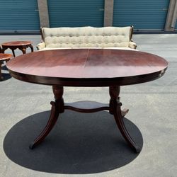 Duncan Phyfe-style dining table