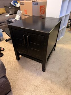 Side table with discrete plugs