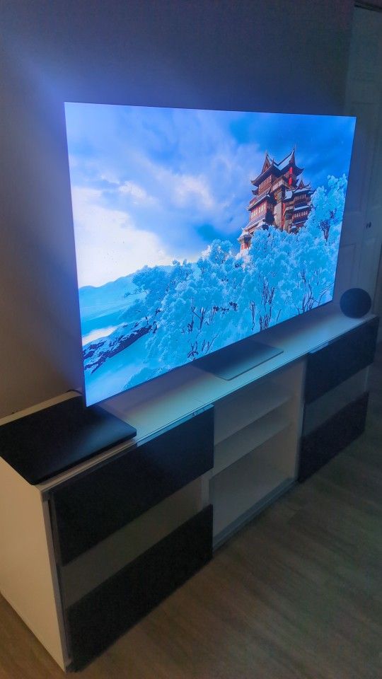 65 Inch Samsung TV 8k resolution.