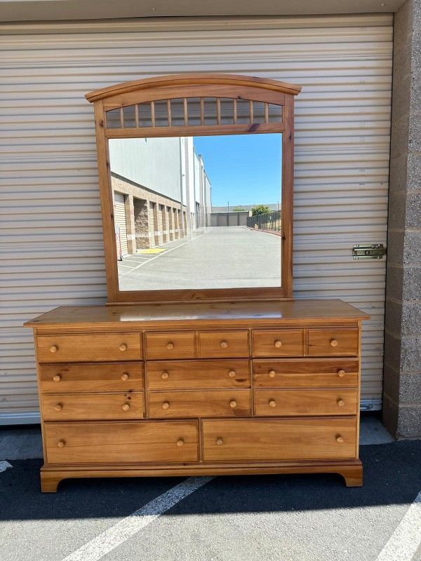 8 drawers dresser with mirror/ tocador de 8 cajones con espejo
