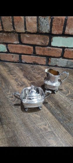 Antique
Daffodil by 1847 Rogers Silverplate Cream Pitcher and Sugar Bowl