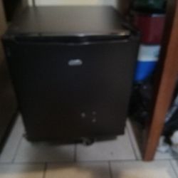 Sunbeam Mini Fridge Works Great Bearly Was Even Use