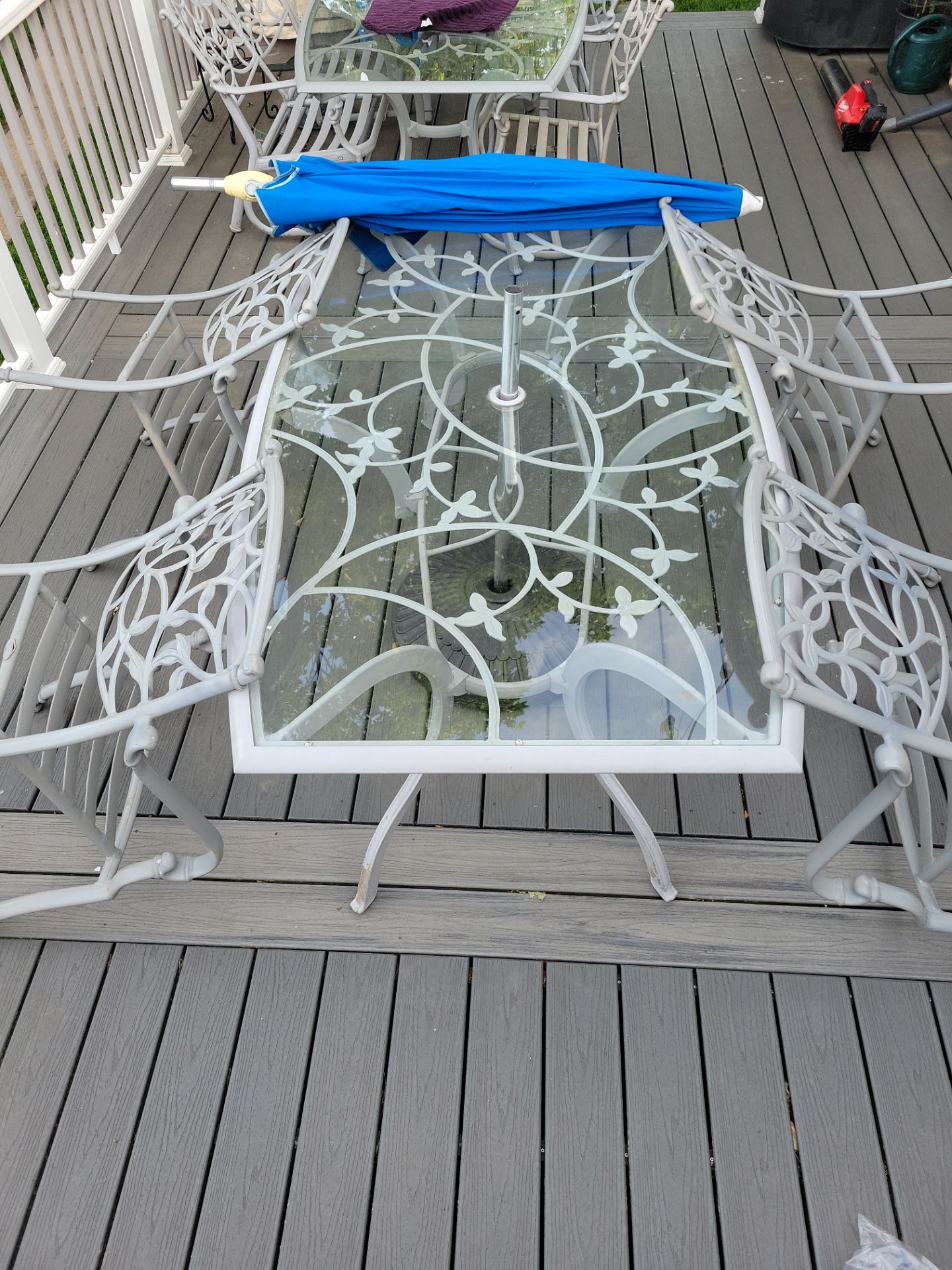 PatioTable 4chairs and umbrela.